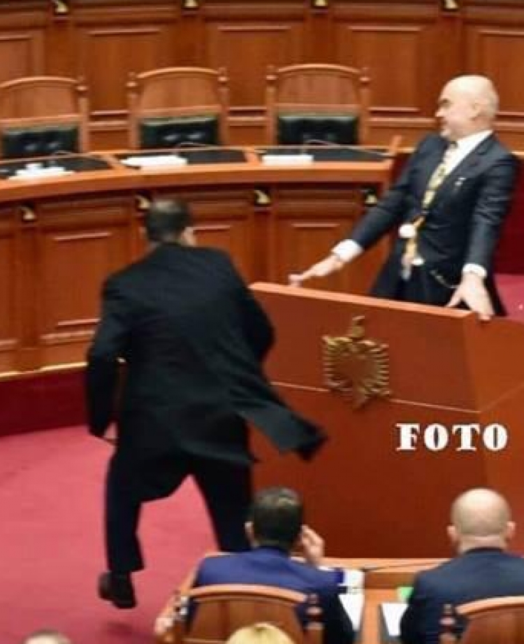 Reagimi i parë i Edi Ramës pasi u godit me vezë në Parlament [FOTO]