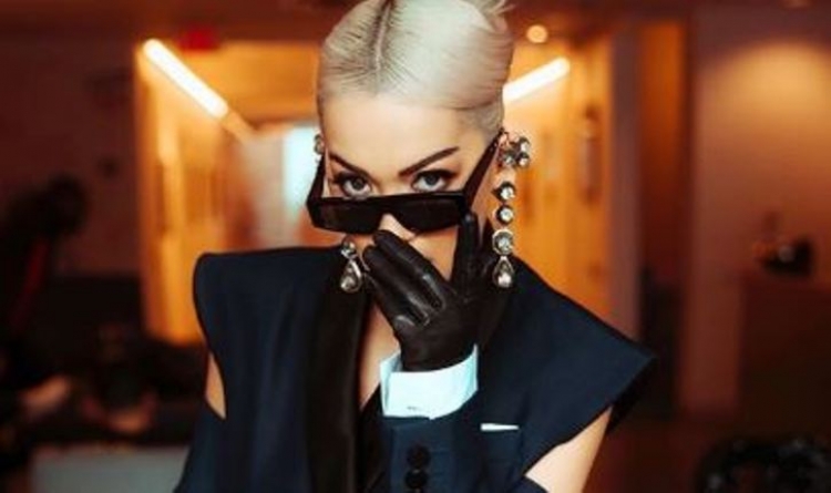 Rita Ora një këngëtare me shumë stil dhe tejet tërheqëse. Ja si duket gjatë xhirimeve…[FOTO]