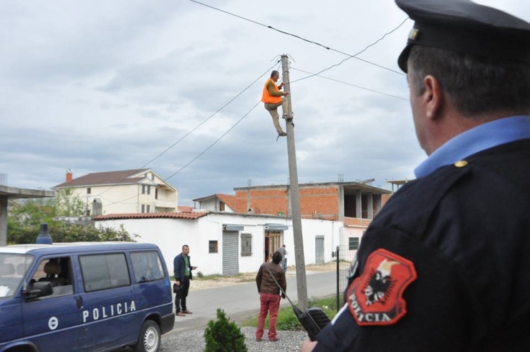 OSHEE: Arrestohen 14 persona për vjedhje energjie