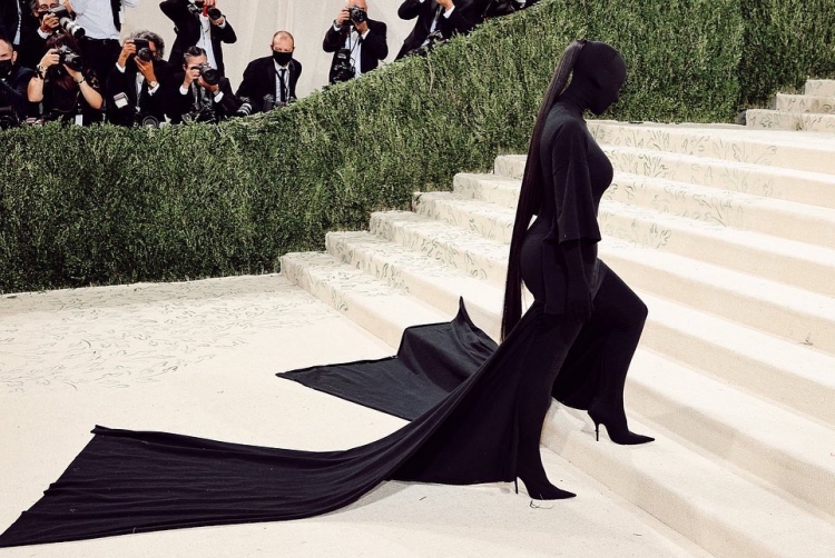 Nuk do ta besoni shumën marramendëse të bishtit të Kim Kardashian në Met Gala 2021