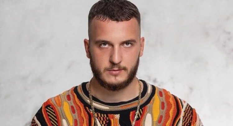 S’do i dalloni dot! Sozia e MOZZIK është SHQIPTAR dhe po bëhet viral në TikTok prej ngjashmërisë së frikshme!