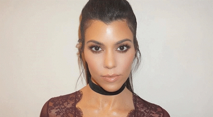 Kourtney Kardashian hap këmbët dhe...i shokon të gjithë!