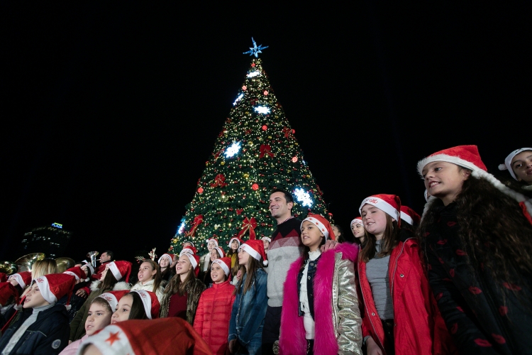 Mbërrijnë festat në Tiranë! Ndizen dritat e kryeqytetit dhe pemës së Vitit të Ri! Veliaj tregon pse mungoi Ajola Xoxa! [VIDEO]