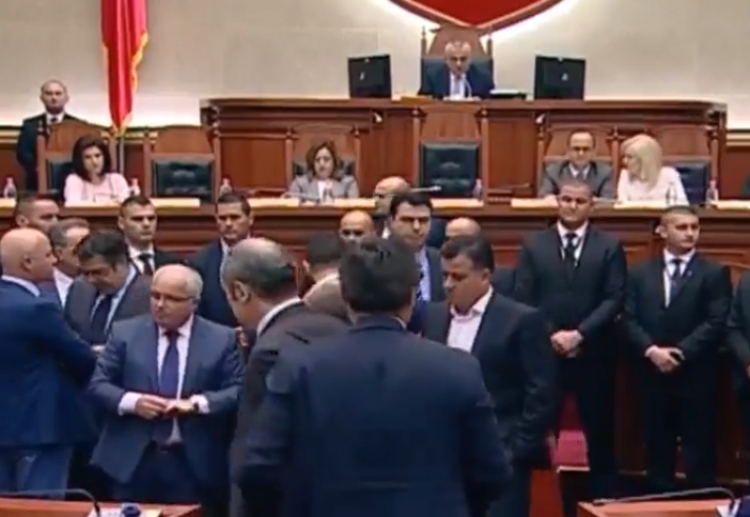 Tension në Kuvend, PD bllokon foltoren ndërsa Ruçi ju mbyll mikrofonin
