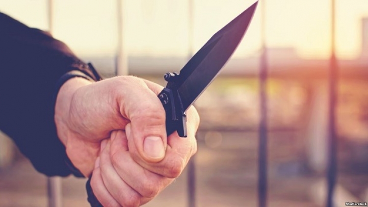 Plagos me mjete prerëse komshiun pas sherrit, pranga 58-vjeçarit në Peqin