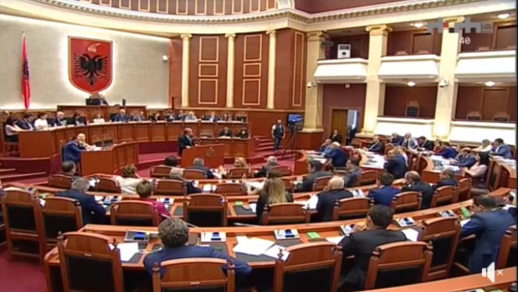 Parlamenti kthehet në Teatër. Derrkuci, kërriçi e delja ‘japin’ shfaqje! [VIDEO]