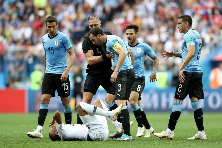 Mbappe “kopjon” Neymar, të gjithë thallen me të pas veprimit që bëri në fushë [VIDEO]