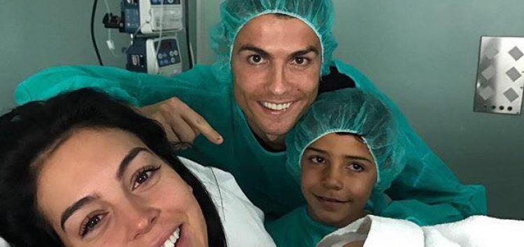 Cristiano Ronaldo sërish baba! Publikon foton e parë me vajzën e porsalindur e cila do të quhet... [FOTO]