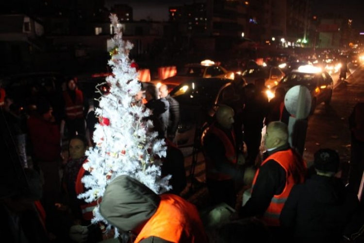 Banorët e Unazës së Re festojnë ndryshe nga të tjerët! Shihni si kanë zgjedhur të protestojnë me këtë mënyrë të veçantë! [FOTO]