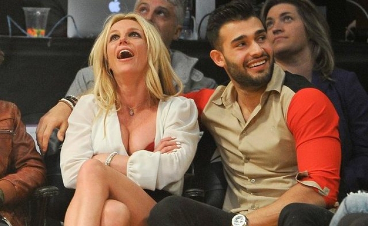 Britney Spears fejohet në fshehtësi? Shikoni si shkëlqen unaza [FOTO]