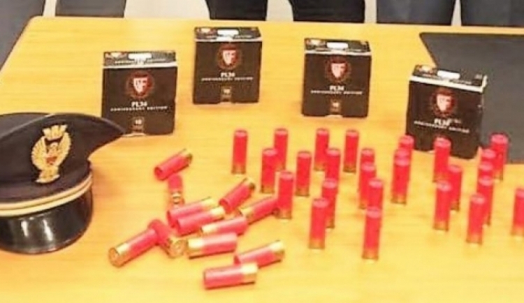 Itali, me dokumente false dhe 100 fishekë çifte, arrestohet një shtetase shqiptare