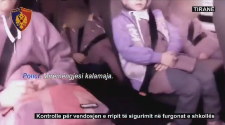 Siguria e fëmijëve, Policia kontrollon automjetet që transportojnë nxënës për rripin e sigurimit [VIDEO]