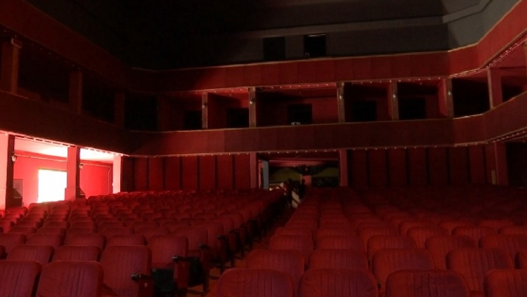 Teatri Kombëtar sonte jep shfaqje, ja cili aktor ngjitet në skenë