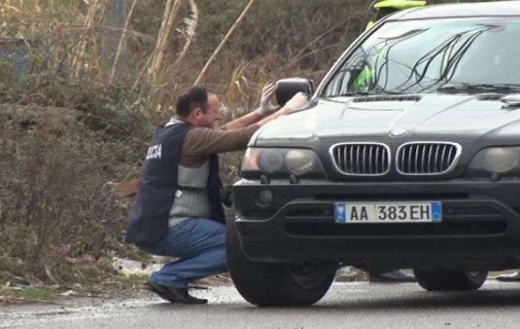Plumba në Krujë, goditet në lëvizje automjeti tip Benz i drejtuar nga shtetasi Bledjan Hima, Policia po heton për zbardhjen e ngjarjes