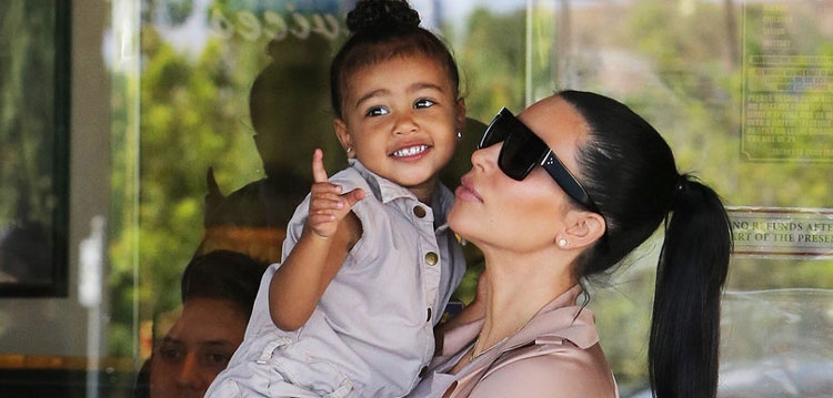 Kim Kardashian ndan me fansat foton e parë të Saint West