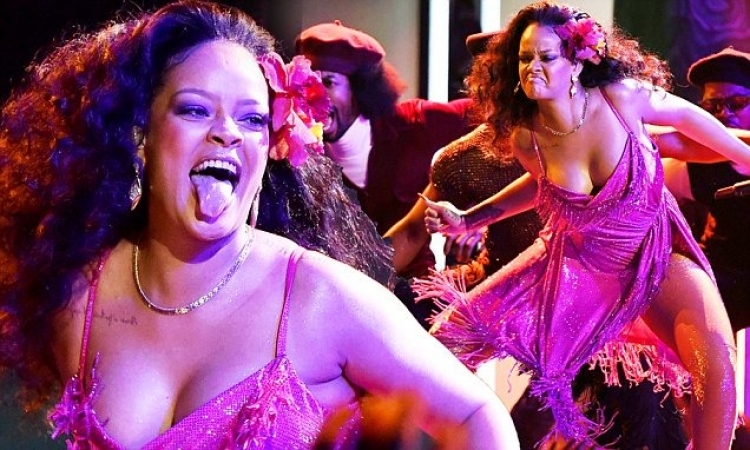 Rihanna e shëndoshë dhe si e tërbuar në përformancën “live”, shihni si bëhet objekt talljeje në internet [FOTO / VIDEO]