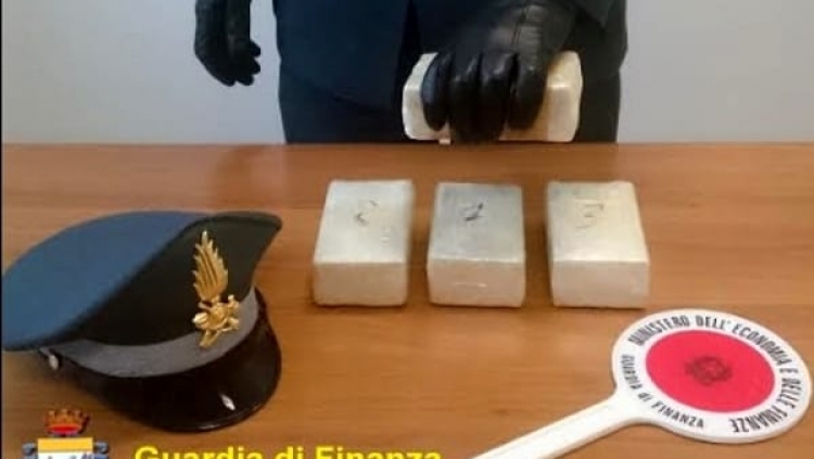 Policia italiane arreston të riun shqiptar. I gjetën në çantë drogë me vlerë 160 mijë euro