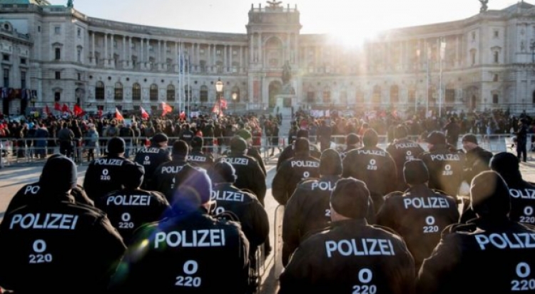Betohet qeveria e ekstremit të djathtë, Viena pushtohet nga protestat