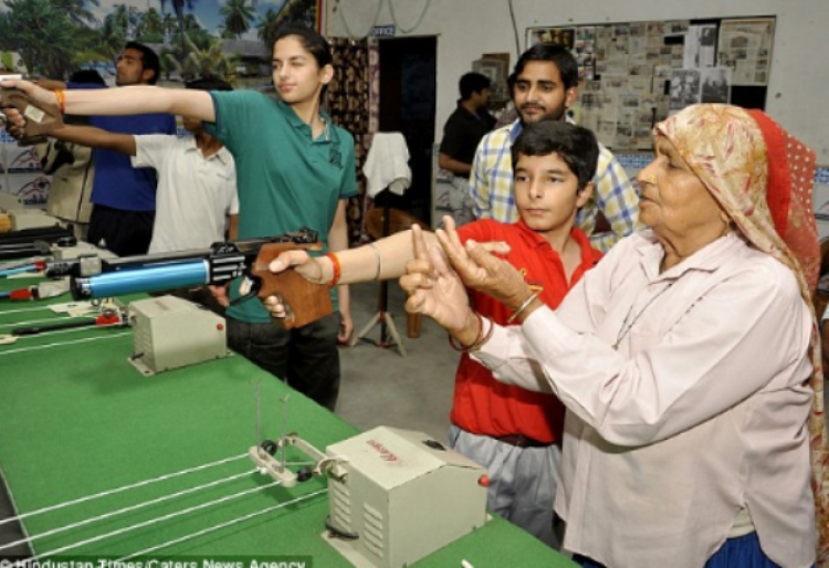 Indi, 80-vjeçarja shpallet kampione në qitje me pistoletë[VIDEO]