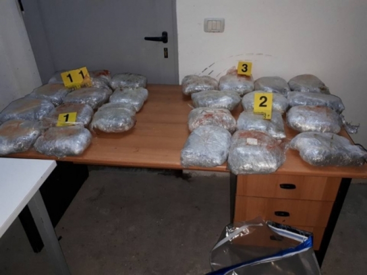 Gjirokastër, arrestohet Joan Haska 36-vjeçar, tentoi të kaloi pikën kufitare “Tre Urat”, policia i gjen 13 kilogramë Cannabis Sattiva në shasinë e makinës