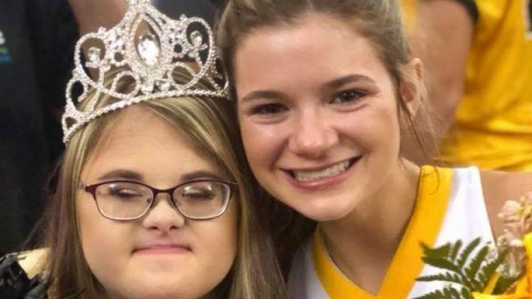 Nxënësja me sindrom Down zgjidhet mbretëresha e shkollës