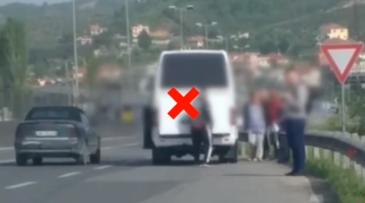 Jo ndalime pa vend, policia në 'ndjekje' të autobusëve dhe furgonëve [VIDEO]