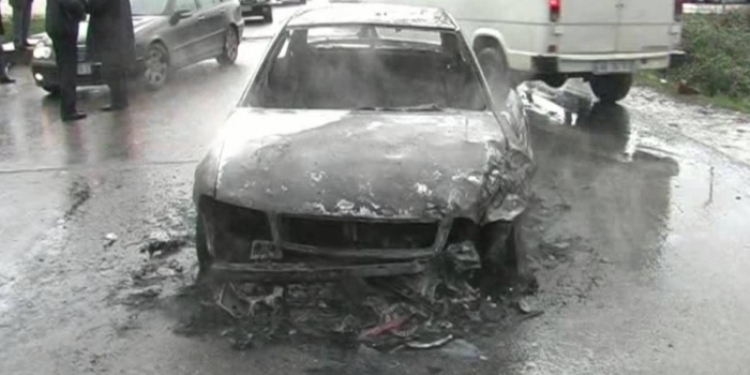 Fushë-Krujë, digjet gjatë mesnatës automjeti tip “Audi” i policit rrugor në Tiranë, gjenden dy granata në oborrin e shtëpisë