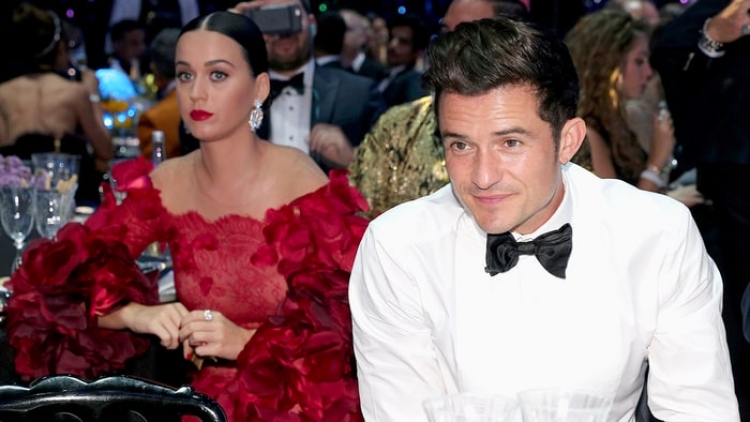 Shkëndijat e para? Orlando Bloom dhe Kety Perry nuk ecin bashkë në tapetin e kuq [FOTO]