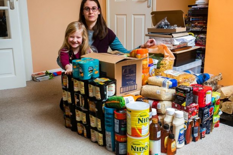 Panik në Angli, familjet po mbushin shtëpitë me ushqime