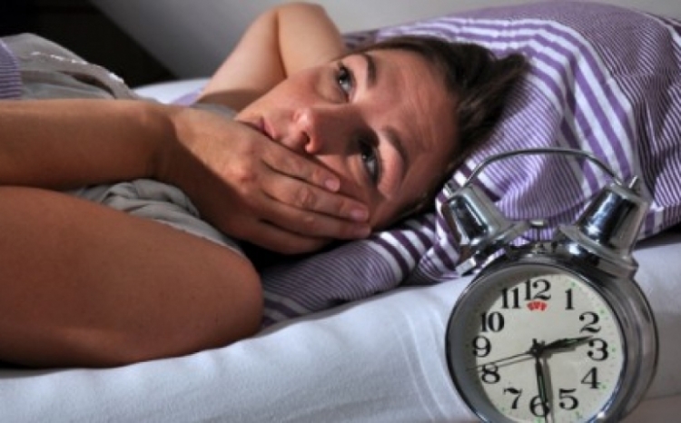 Jeni superticiozë dhe zgjoheni gjatë natës nga gjumi? Arsyetimet sipas orëve