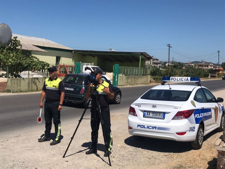 Policia bënë kërdinë, për vetëm 4 orë bllokon 15 leje drejtimi [VIDEO]