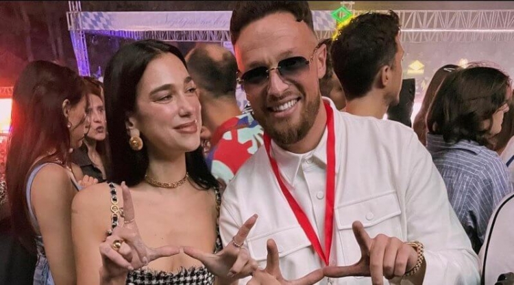 AZET flirton publikisht me Dua Lipën, por ajo ia lë ''SEEN''!