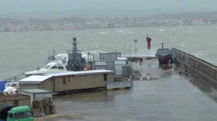 MOTI I KEQ/ Pezullohen lundrimet në Vlorë, një pjesë e qytetit është pa...