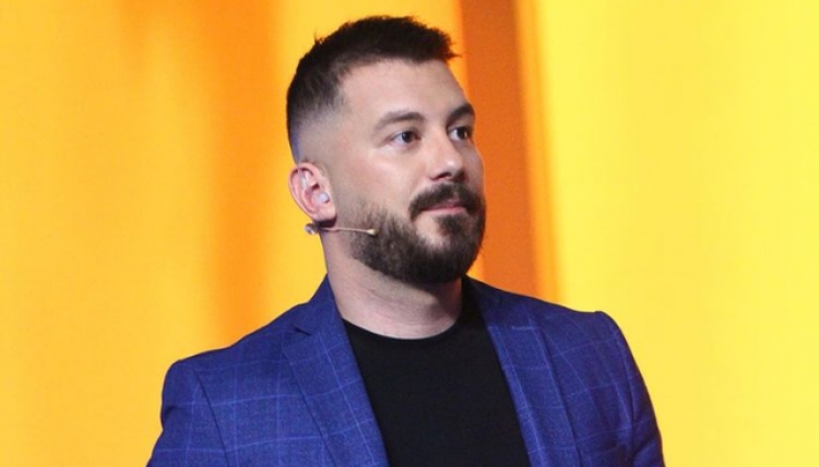 VIDEO bëhet VIRALE! Romeo Veshajt i grisen pantallonat në mes të dasmës, ja momenti i sikletshëm!