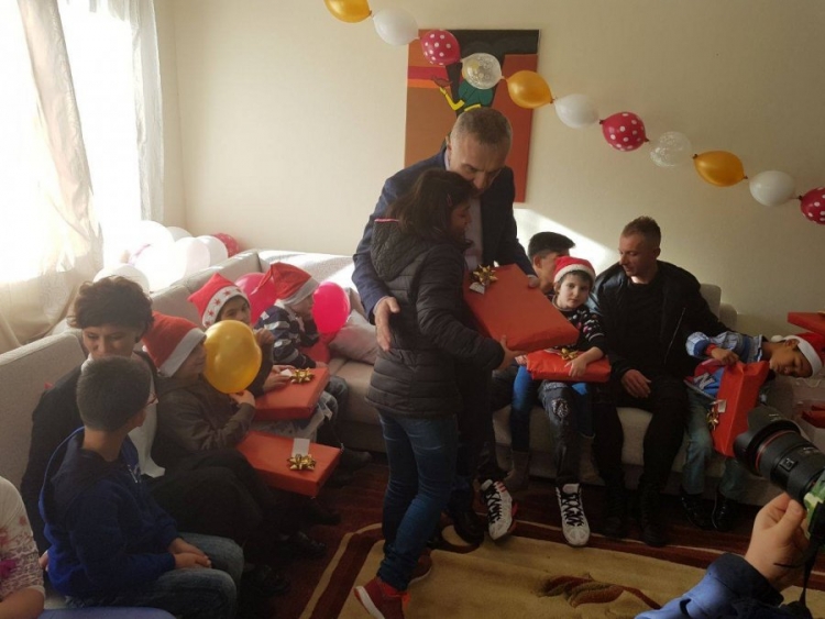 Presidenti  Ilir  Meta viziton fëmijët e shtëpisë ‘Zyber Hallulli’ [FOTO]