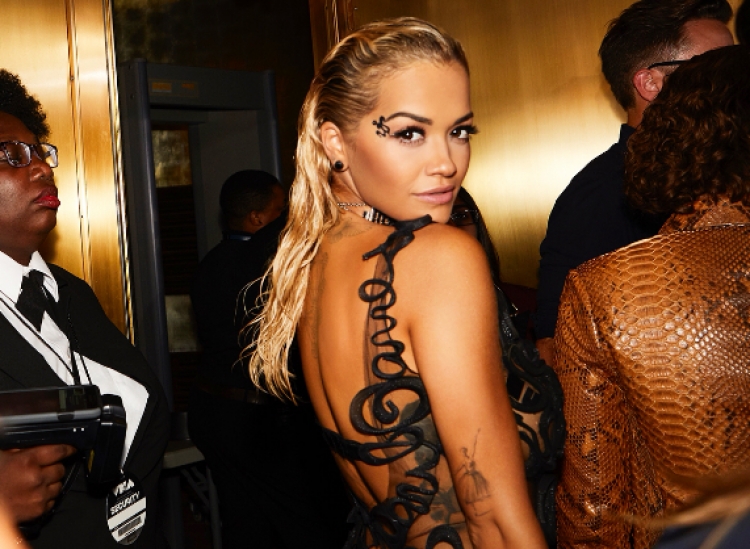 Rita Ora valëvit flamurin kuq e zi në mes të Londrës duke i bërë të gjithë shqiptarët krenarë [FOTO]