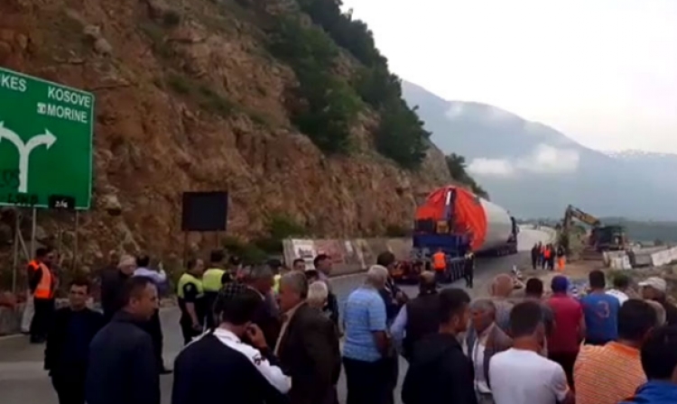 Kukës, trafik i rënduar në Rrugën e Kombit. Bllokohet kalimi mbi urën e Drinit të Zi