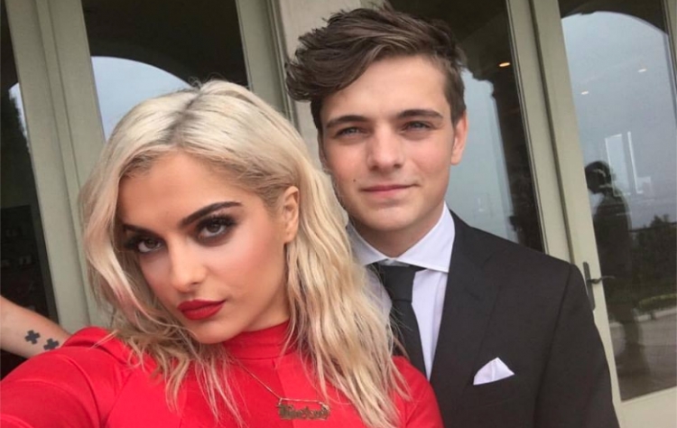 Bebe Rexha e bën “në emër të dashurisë”! Në pishinë me Martin Garrix [VIDEO]