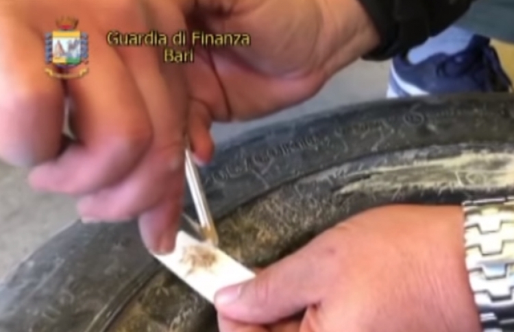 Kapen me 5 kile heroinë në makinë, arrestohet çifti shqiptar[VIDEO]