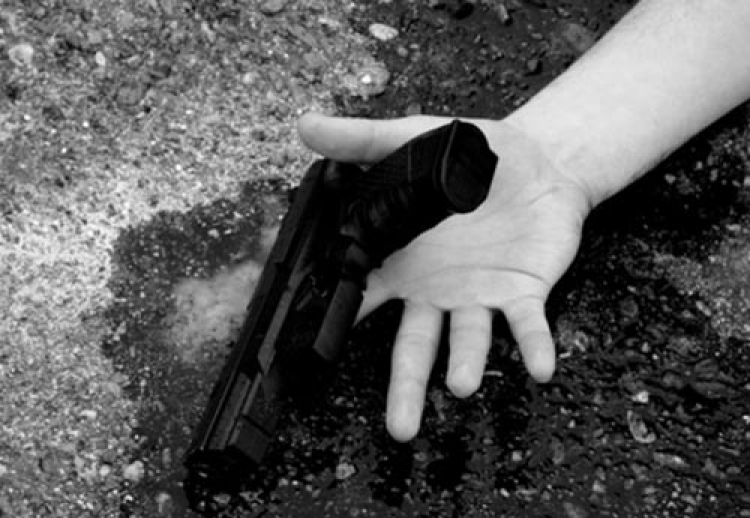 E rëndë/ 17-vjeçarja vret veten me pistoletë