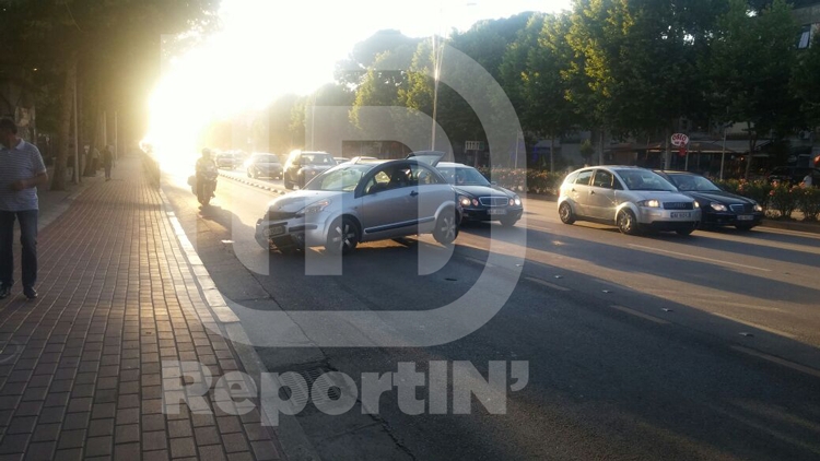 Tiranë, makina përplas motorin, ka të plagosur, vonohet ambulanca [FOTO]