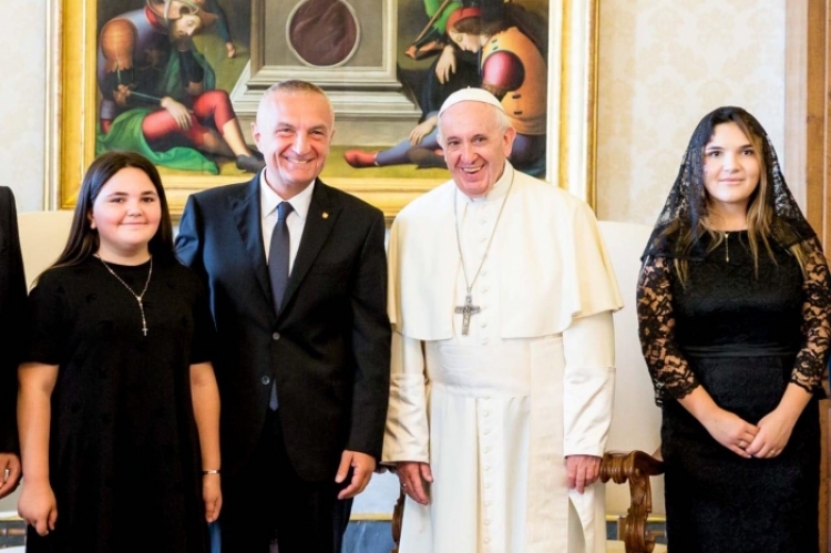 Veshja e tyre ra në sytë e të gjithëve, ja kush i stiloi vajzat e presidentit Meta në Vatikan