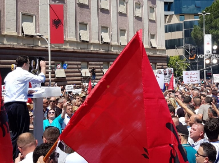 Protesta e opozitës, Basha fton turmën të spostohet para Ministrisë së Brendshme