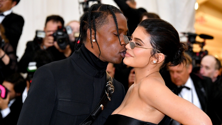 Pas akuzave për tradhti dhe lajmeve të ndarjes, ja çfarë ka bërë Travis Scott për të shpëtuar lidhjen me Kylie Jenner