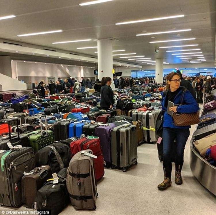 Dëbora bllokon avionët në SHBA, kaos në aeroporte [FOTO]
