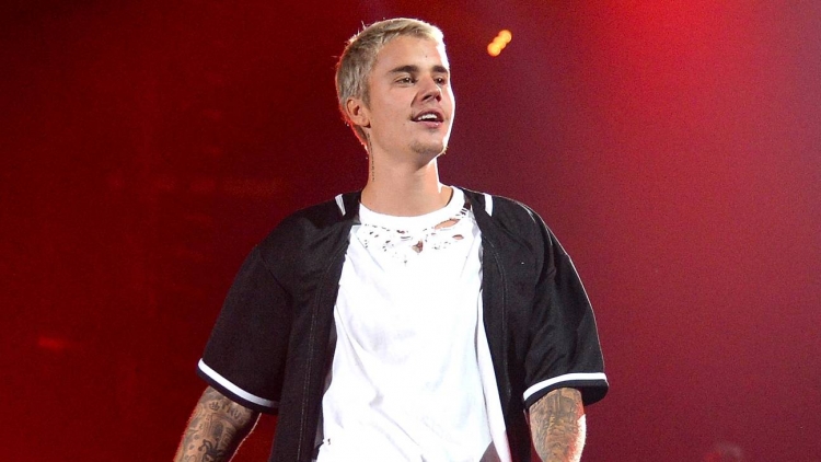 Justin Bieber surprizon nxënësit e një shkolle, luan futboll me ta [FOTO / VIDEO]