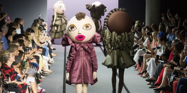 Shfaqja e modës më e çuditshme e vitit, kukulla gjigande sfilojnë në pasaralë [VIDEO]
