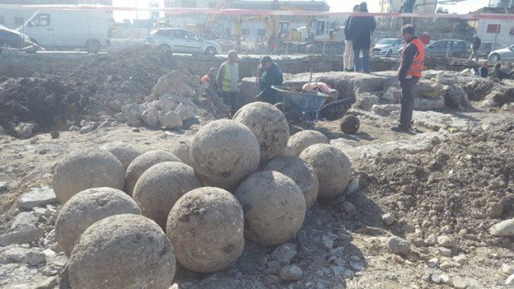 Betonizimi i zbulimeve arkeologjike në Torrën Veneciane, protestojnë qytetarët e Durrësit [FOTO]