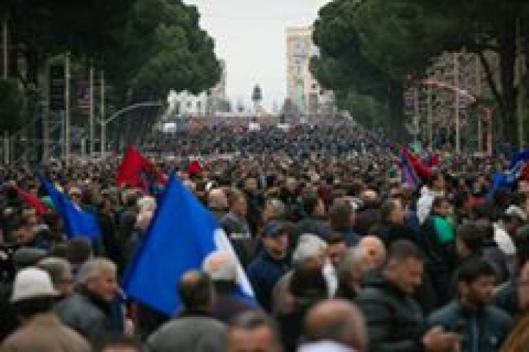 Momente live nga protesta e PD-së përball kryeministrisë [VIDEO]