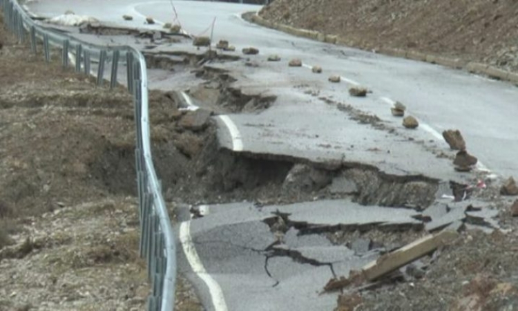 Reshjet e dendura, rrëshqitje toke dhe dëmtime në 3 segmente në aksin Peshkopi-Kukës